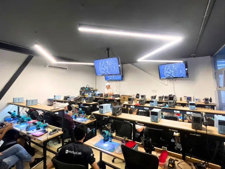 Clase práctica de reparación de celulares en MobipLab