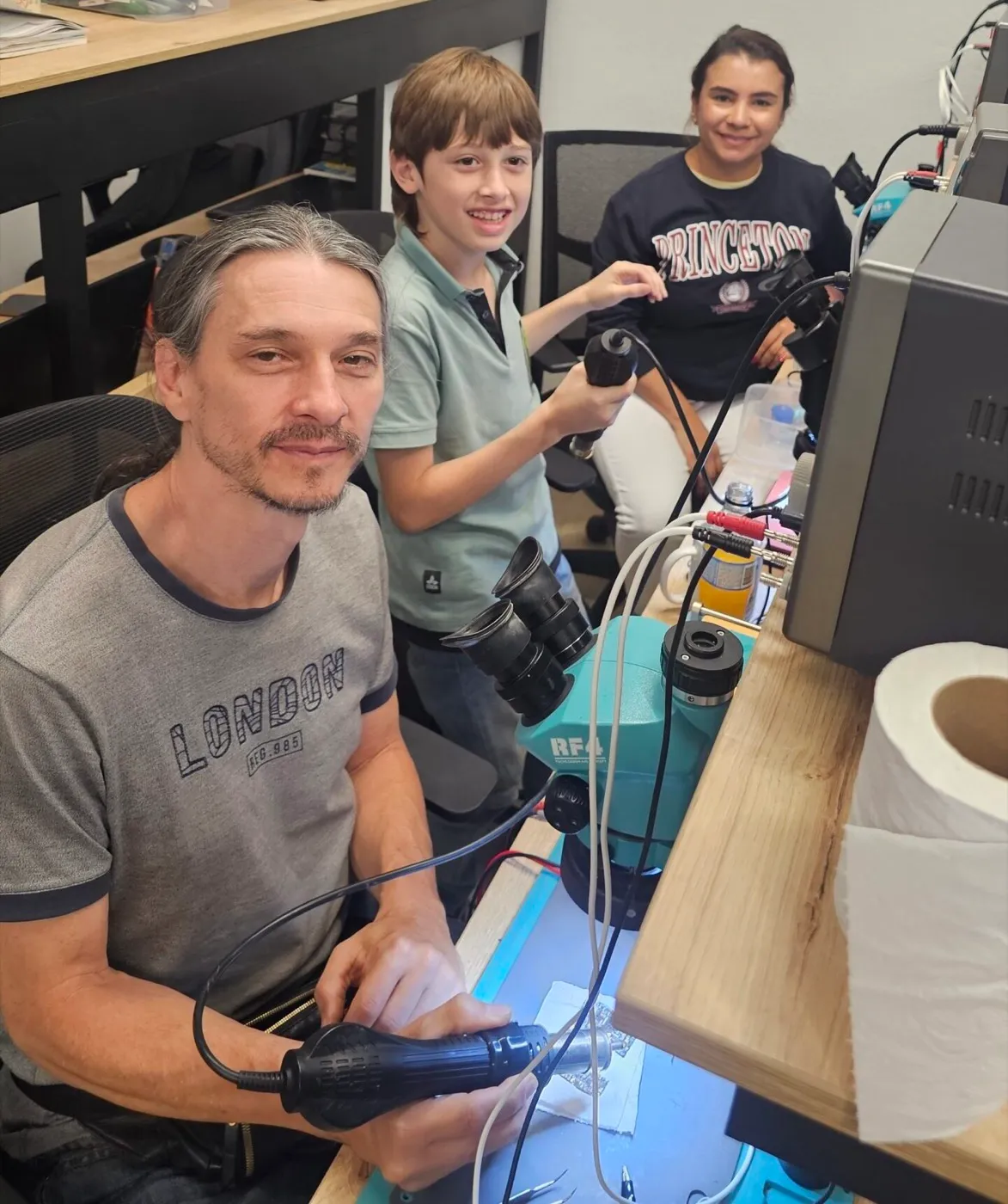 Clase práctica del curso de reparación de celulares en la sede de MobipLab en Medellín