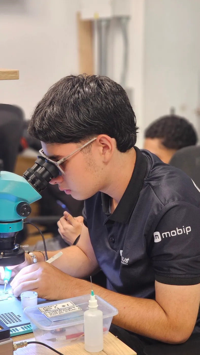 Estudiante de mobipLab Academy en el laboratorio
