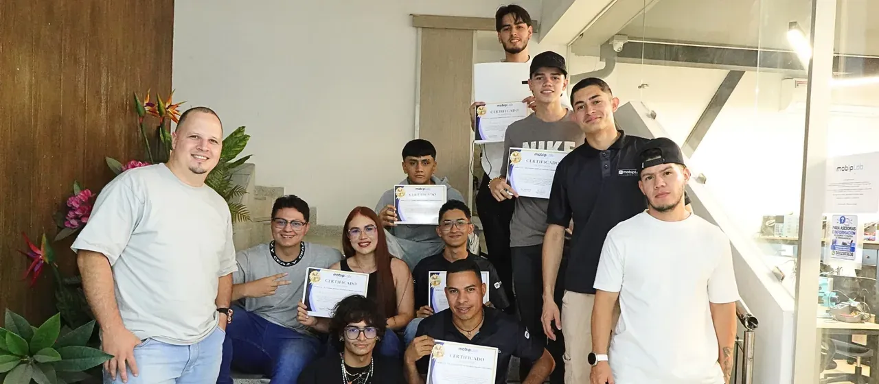 Estudiantes de MobipLab practicando reparación de celulares en la sede de Medellín